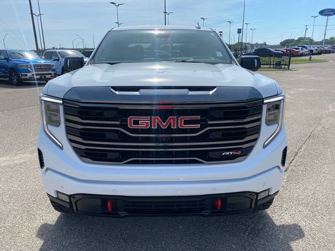 Used 2024 GMC Sierra 1500 AT4 w/ Technology Package AWD/4WD image 9