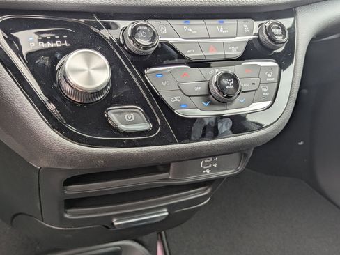 New 2026 Chrysler Pacifica Select FWD image 19