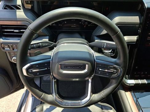 Used 2025 GMC Yukon XL Denali AWD/4WD image 19