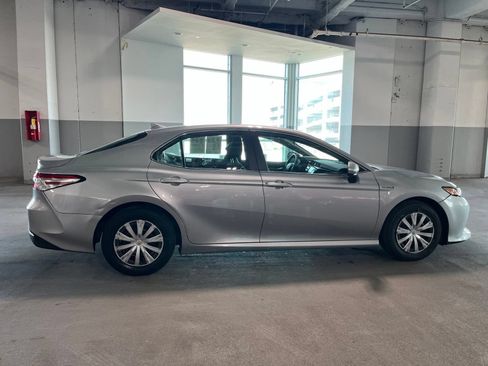 Used 2020 Toyota Camry LE FWD image 12