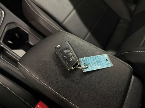 Used 2021 Volkswagen Tiguan SE image 33