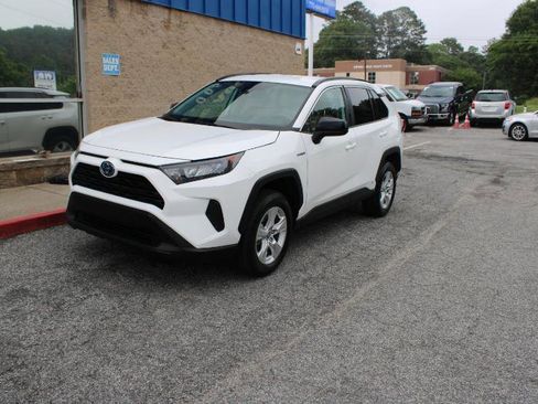 Used 2021 Toyota RAV4 LE AWD/4WD image 3