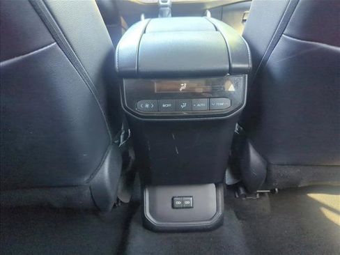Used 2024 Toyota Highlander XLE FWD image 20