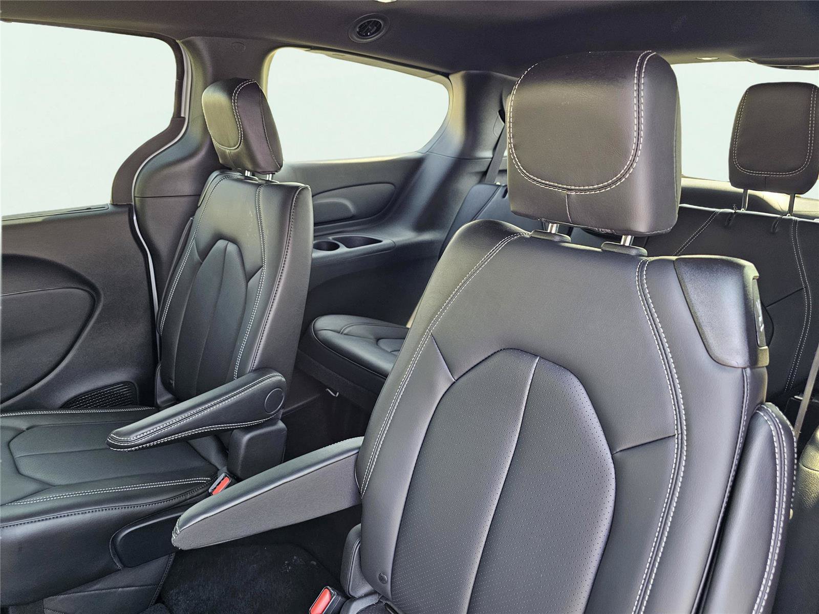 New 2026 Chrysler Pacifica Select w/ S Appearance Package FWD image 32