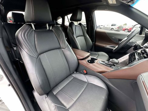 Used 2023 Toyota Venza Limited AWD/4WD image 30
