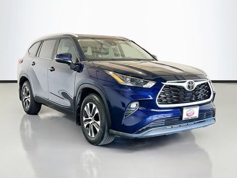Used 2023 Toyota Highlander XLE FWD image 3