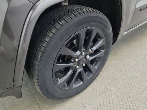 Used 2017 Jeep Grand Cherokee Altitude AWD/4WD image 31