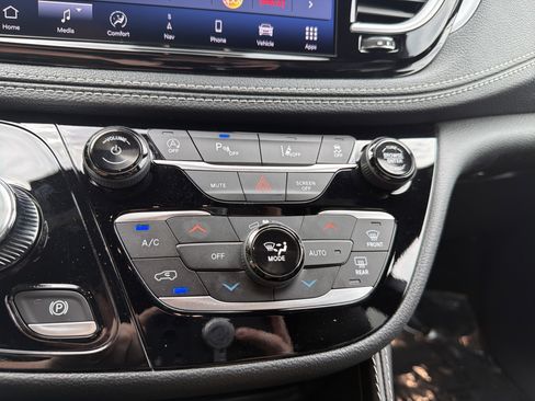 Used 2025 Chrysler Pacifica Limited FWD image 36
