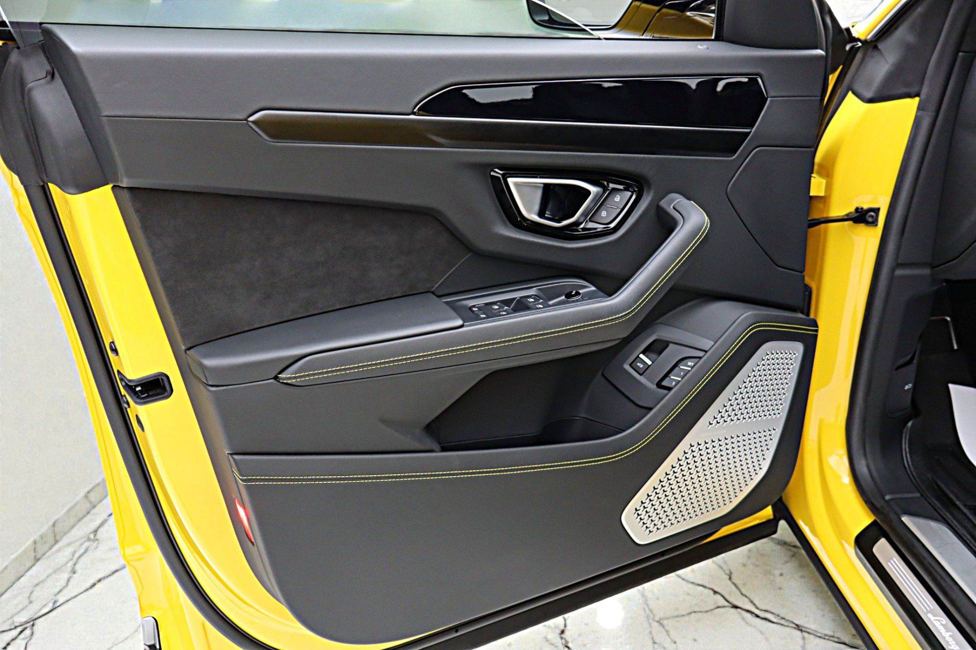 Used 2022 Lamborghini Urus AWD/4WD image 49