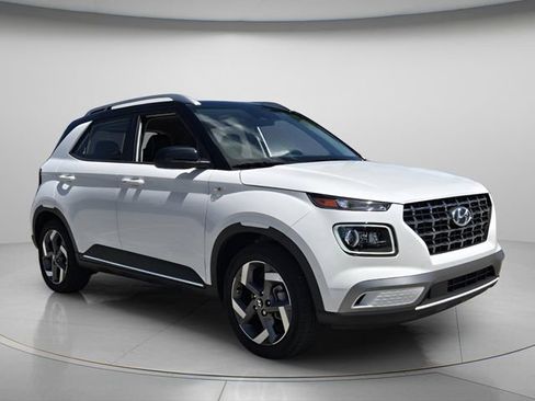 Certified 2025 Hyundai Venue Limited FWD image 9