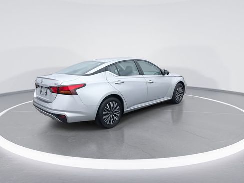 Used 2024 Nissan Altima 2.5 SV FWD image 8