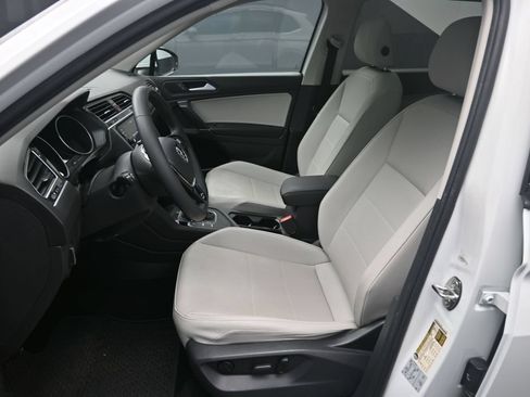 Used 2020 Volkswagen Tiguan SE FWD image 18