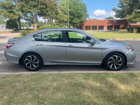 Used 2017 Honda Accord EX image 6