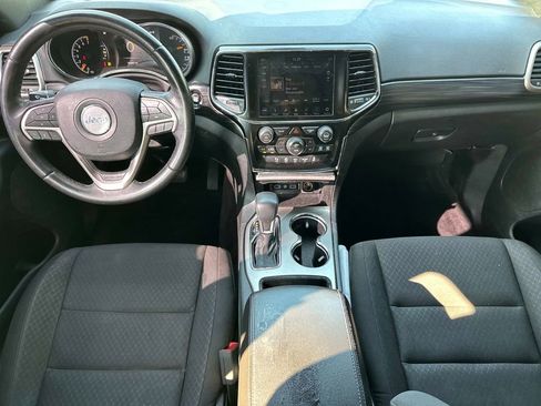 Used 2019 Jeep Grand Cherokee Laredo w/ 18" Wheel & 8.4" Radio Group image 3