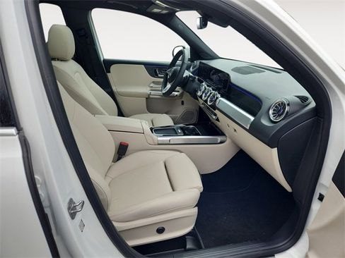 Used 2025 Mercedes-Benz GLB 250 4MATIC image 15