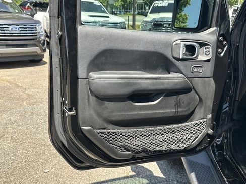 Used 2019 Jeep Wrangler Unlimited Sahara AWD/4WD image 11