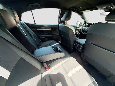Used 2025 Toyota Camry SE FWD image 27