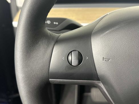 Used 2022 Tesla Model Y Long Range AWD/4WD image 25