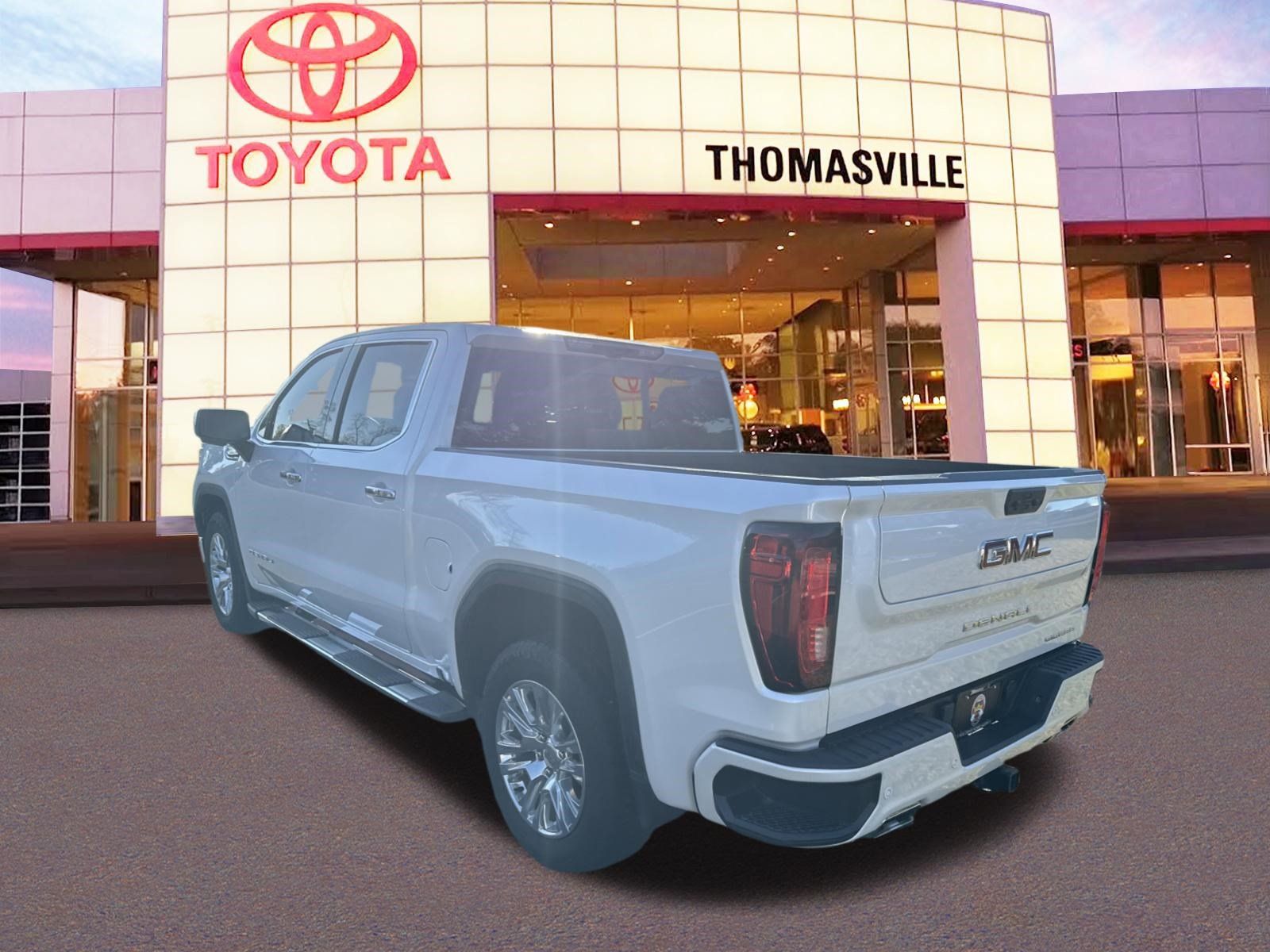 Used 2024 GMC Sierra 1500 Denali w/ Technology Package AWD/4WD image 7