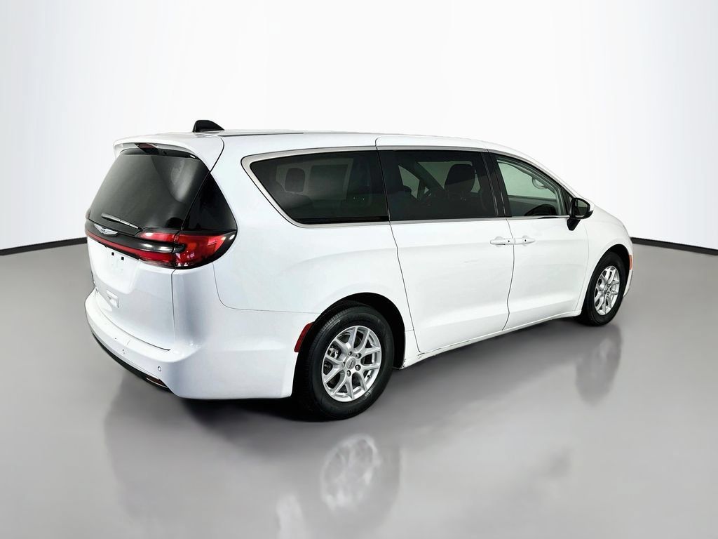 Used 2023 Chrysler Pacifica Touring-L FWD image 7