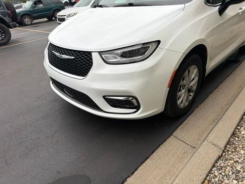 Used 2025 Chrysler Pacifica Select AWD/4WD image 17
