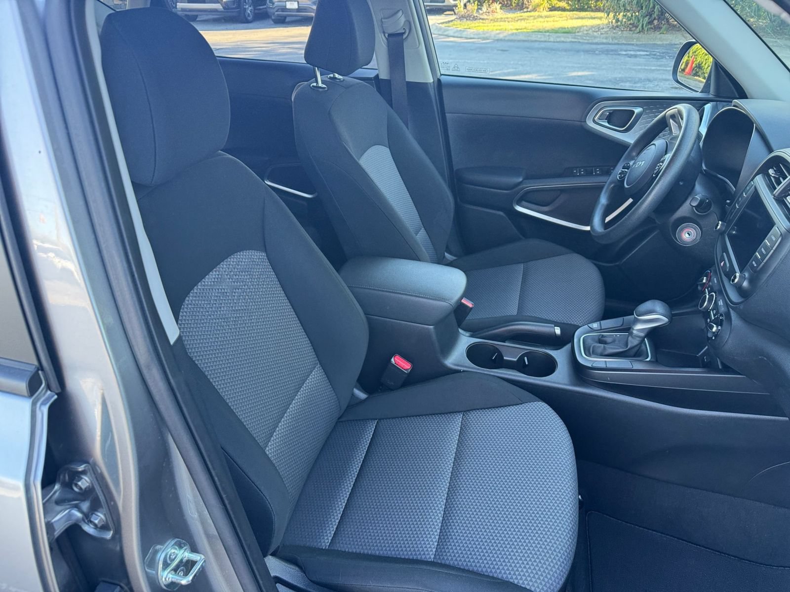 Used 2025 Kia Soul LX w/ LX Technology Package FWD image 33