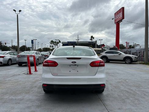 Used 2018 Ford Focus SE w/ SE Appearance Package image 6