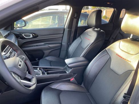 Used 2025 Jeep Compass Trailhawk image 35