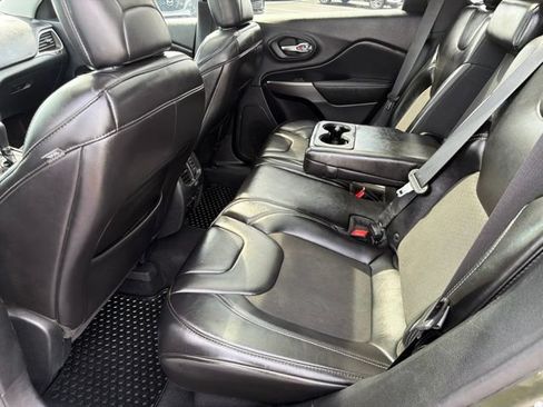 Used 2019 Jeep Cherokee Latitude Plus w/ Comfort/Convenience Group AWD/4WD image 32