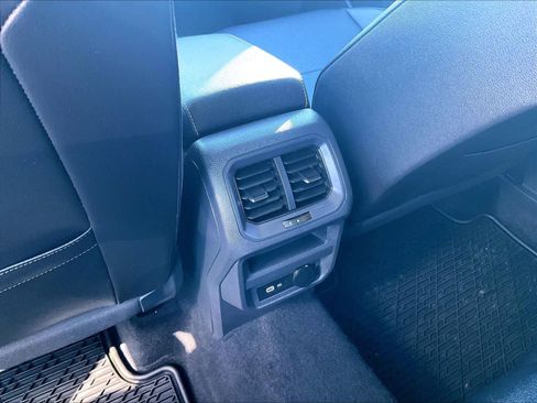 Used 2021 Volkswagen Tiguan SE w/ Panoramic Sunroof Package image 28