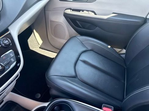 Certified 2024 Chrysler Pacifica Touring-L FWD image 25