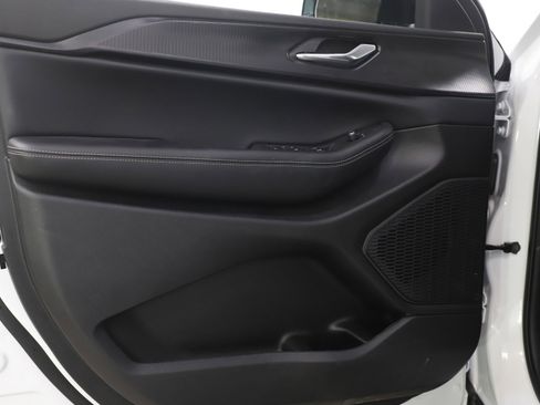 Used 2025 Jeep Grand Cherokee Altitude image 19