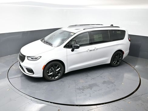 New 2026 Chrysler Pacifica Limited w/ S Appearance Package image 47