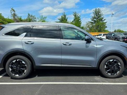 Used 2024 Kia Sorento S w/ Panoramic Sunroof Package image 4