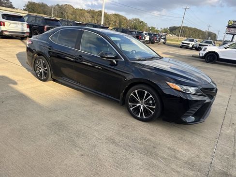 Used 2020 Toyota Camry SE image 10