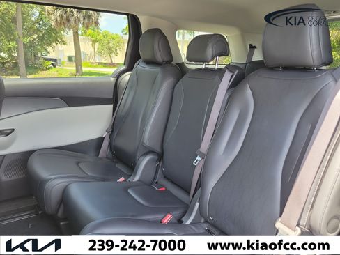 Used 2024 Kia Carnival LX FWD image 11