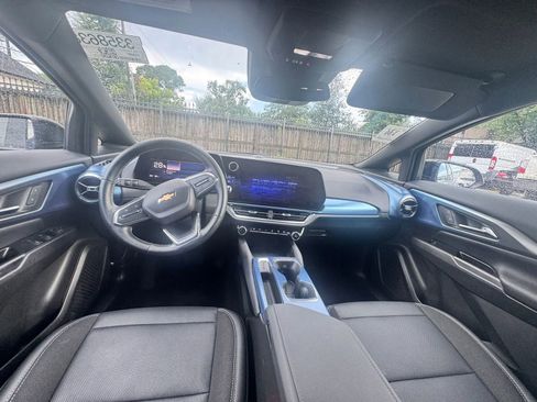 Used 2025 Chevrolet Equinox EV LT w/ LPO, Blackout Package FWD image 2