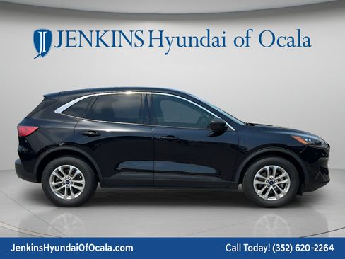 Used 2022 Ford Escape SE w/ Cold Weather Package FWD image 2