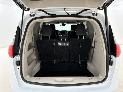 Used 2018 Chrysler Pacifica Touring-L w/ Advanced Safetytec Group FWD image 17