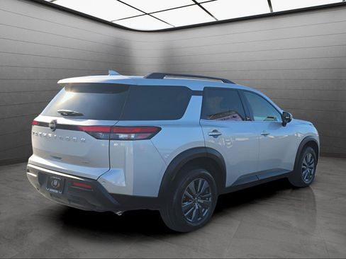 Used 2025 Nissan Pathfinder SV image 5