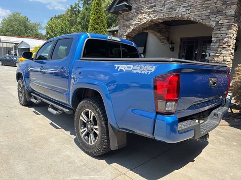 Used 2018 Toyota Tacoma TRD Sport AWD/4WD image 3
