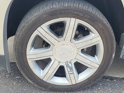 Used 2016 Cadillac Escalade Luxury AWD/4WD image 17