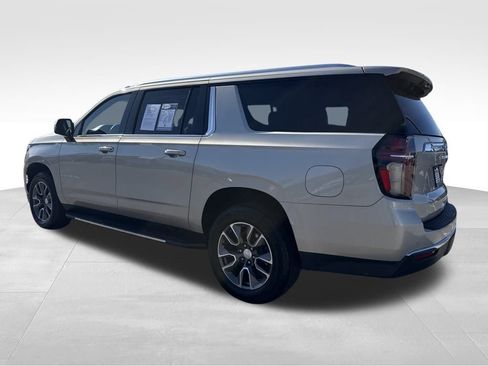 Used 2022 Chevrolet Suburban LT w/ LT Signature Package image 3