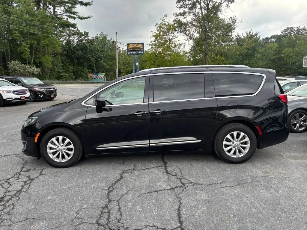 Used 2018 Chrysler Pacifica Touring-L FWD image 5