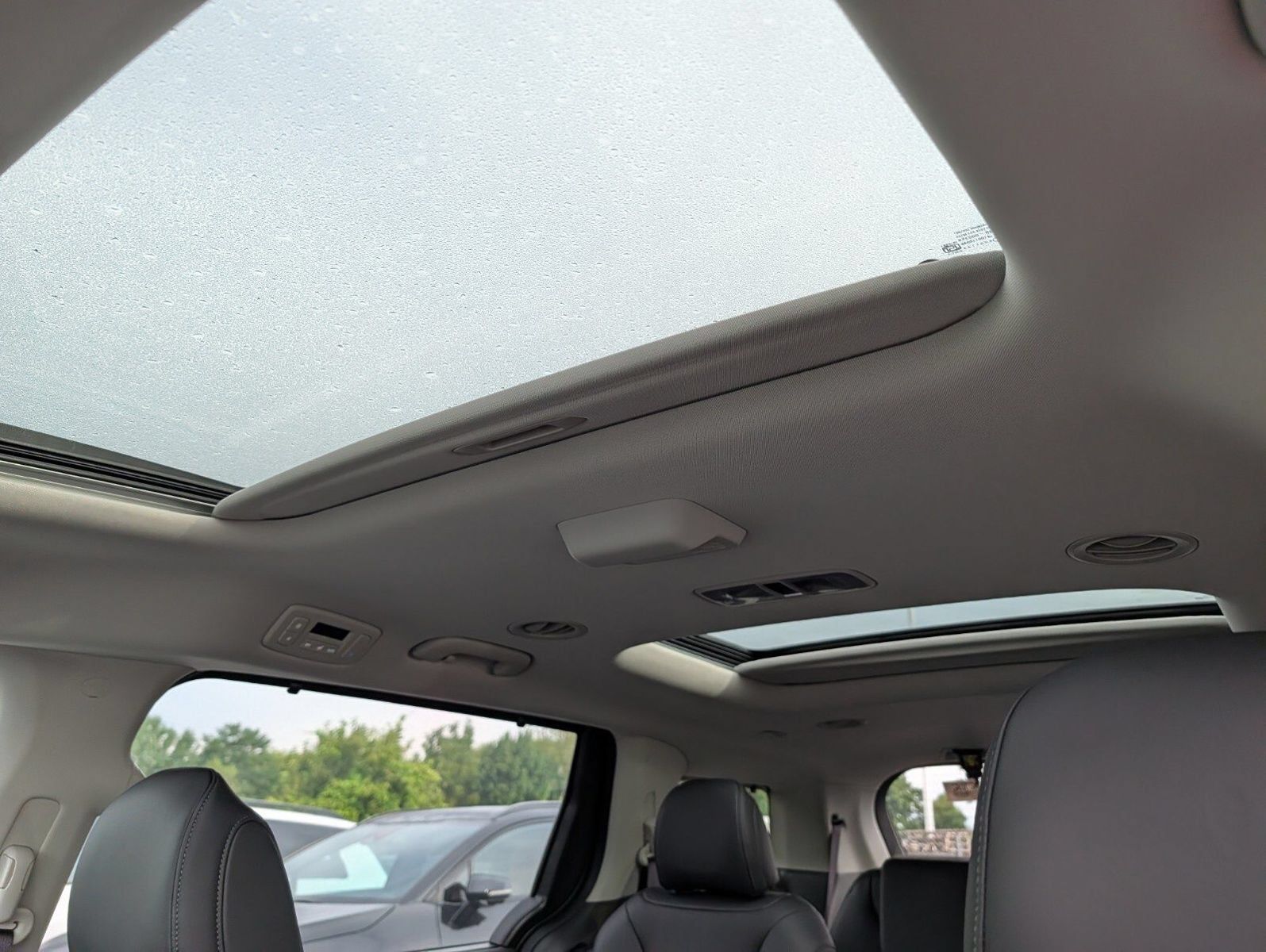 New 2027 Kia Carnival SX w/ Dark Edition Package FWD image 4