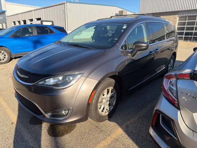 Used 2020 Chrysler Pacifica Touring-L FWD image 2