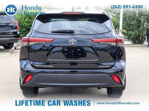 Used 2021 Toyota Highlander XLE AWD/4WD image 4