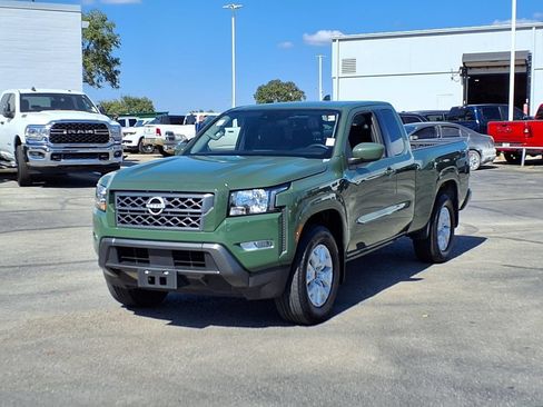 Used 2023 Nissan Frontier SV w/ SV Convenience Package RWD image 2