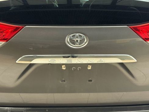 Used 2011 Toyota Sienna Limited image 11