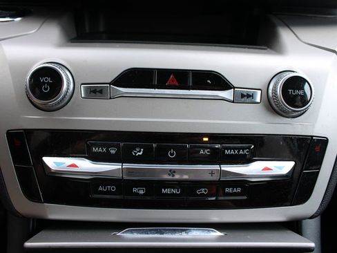 Used 2023 Ford Explorer XLT AWD/4WD image 28